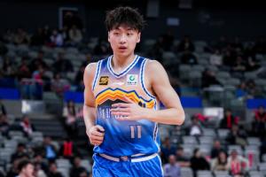 开云-直播吧：齐麟崴脚预计无法出战今晚与辽宁比赛 赵睿&amp;李炎哲同缺阵