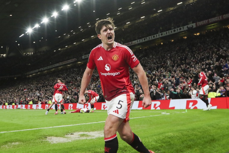 开云APP-降薪近一半！英媒：曼联考虑开两年周薪10万镑合同，马奎尔愿考虑